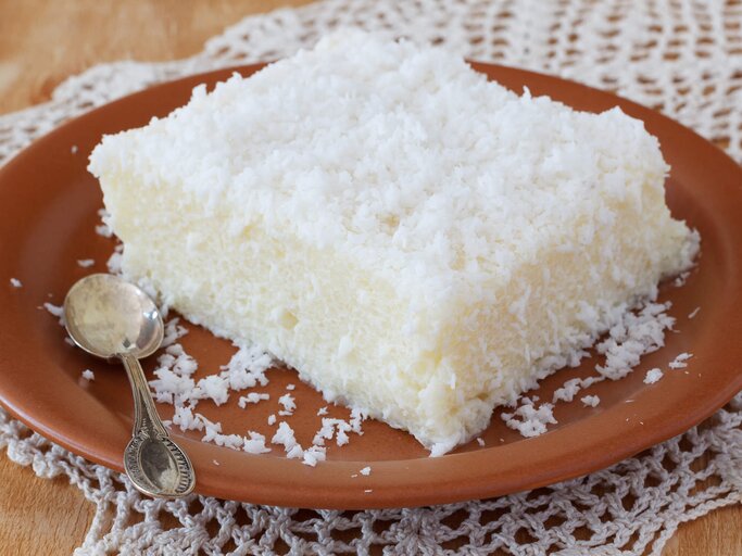 Ein Stück falsche Raffaello-Torte auf Teller serviert | © Getty Images/jantroyka