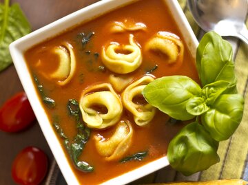 Tomatensuppe mit Tortellini | © Getty Images/EzumeImages
