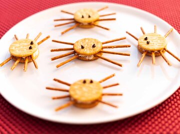 Geniales Fingerfood zu Halloween: Cracker-Spinnen | © Getty Images/Roberto Moiola/Sysaworld