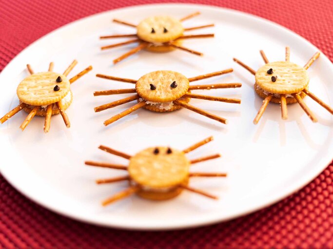 Geniales Fingerfood zu Halloween: Cracker-Spinnen | © Getty Images/Roberto Moiola/Sysaworld