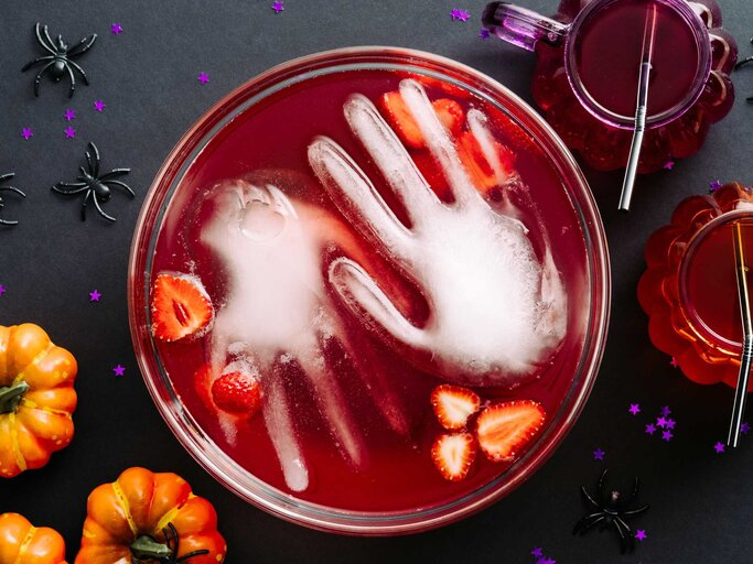Roter Halloween Cocktail mit Hand aus Eis | © Adobe Stock/photoguns