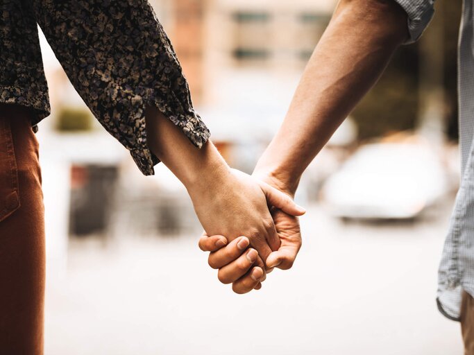 Paar hält Händchen | © Getty Images/franckreporter