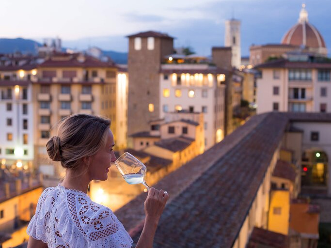 Frau hält Glas Wein an den Mund | © Getty Images/Kathrin Ziegler