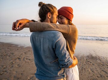 Junges Paar steht verliebt am Strand | © Getty Images/Westend61