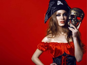 Frau im Piratenkostüm | © Adobe Stock/obrik