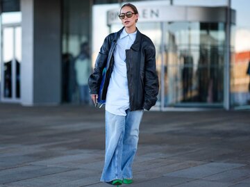 Person in Jeans und Lederjacke | © Getty Images/Edward Berthelot
