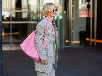 Person mit Strukturblazer und pinker Jacke | © Getty Images/Christian Vierig