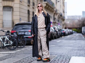 Influencerin auf der Fashion Week im Layering Streetstyle | © Getty Images/Edward Berthelot