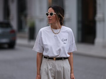 Streetstyle von Elise Seitz in einem weißen T-Shirt und einer beigen Hose | © Getty Images/Jeremy Moeller