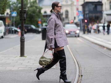 Frau trägt schwarze Overknee Stiefel | © Getty Images/Christian Vierig 