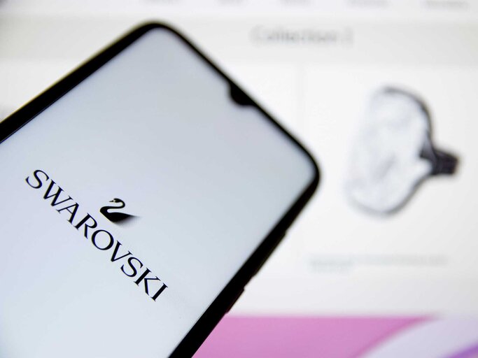Swarovski-Logo auf einem Handybildschirm. | © Getty Images/SOPA Images