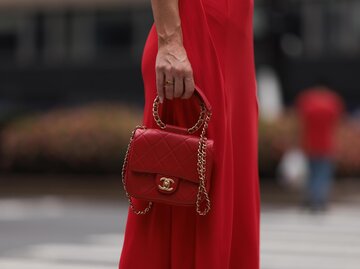 Streetstyle von Frau in rotem Kleid mit roter Chanel-Tasche | © Getty Images/Jeremy Moeller