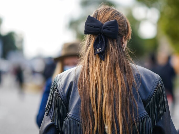 Model mit schwarzer Schleife im Haar | © Getty Images/Edward Berthelot