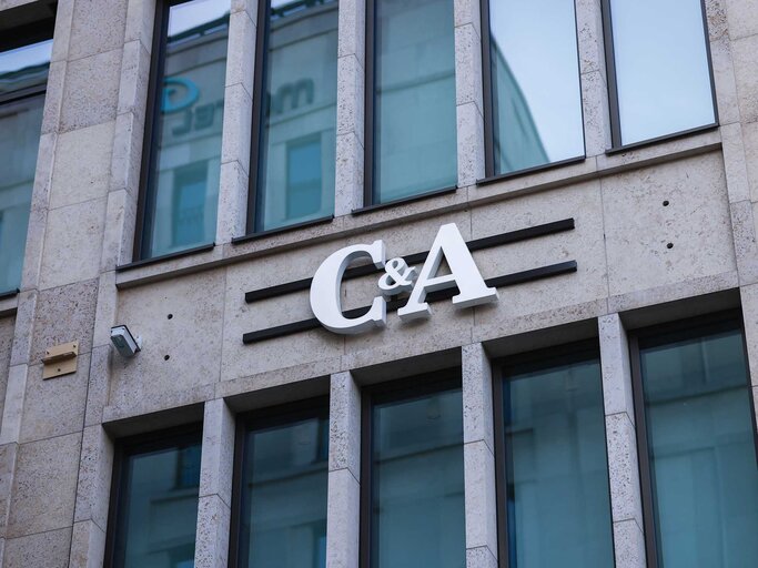Das C&A Logo in Weiß an einer Hausfront. | © Getty Images/Jeremy Moeller