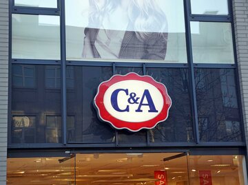 C&A Logo über dem Eingang eines Shops. | © Adobe Stock/brudertack69
