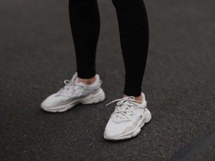 Nahaufnahme Frau mit Leggings und Sneakers | © Getty Images/Jeremy Moeller