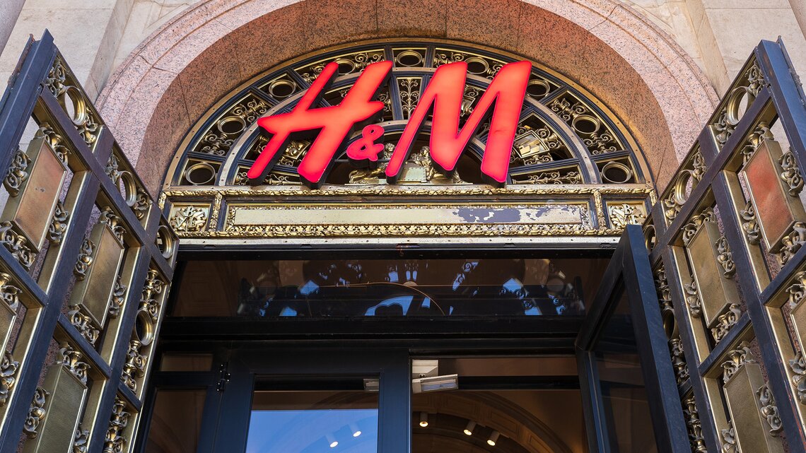 Eingang von H&M-Filiale mit rotem Logo | © AdobeStock/Luca