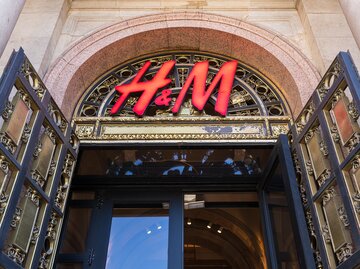 H&M Store mit Logo | © AdobeStock/Luca