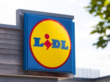 Ein großes Schild mit dem Lidl-Logo auf einem Lidl-Shop in Deutschland. | © Adobe Stock/Tobias Arhelger