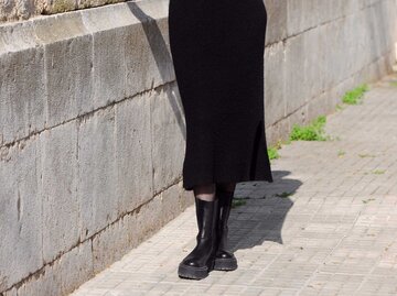 Frau trägt Schuhe von Alba Moda. | © Alba Moda