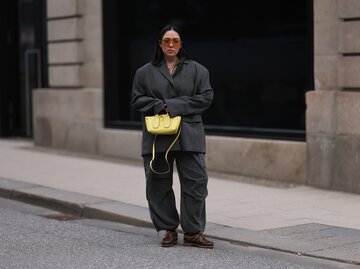 Streetstyle von Jennifer Casimiro in grauem Anzug und braunen Bootsschuhen | © Getty Images/Jeremy Moeller
