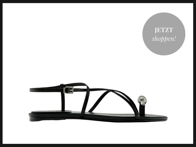 Schwarze Sandale mit silbernen Metalldetails von Massimo Dutti | © Massimo Dutti