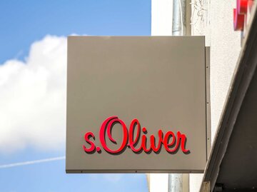 s.Oliver Schild eines Shops in der Oberpfalz - im Hintergrund blauer Himmel. | © Adobe Stock/doganmesut