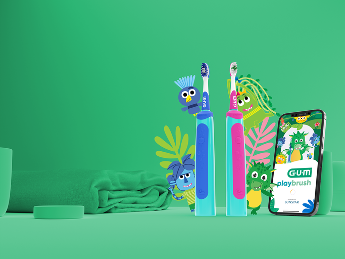 Produktfoto mit Fantasietieren und der bunten Kinderzahnbürste sowie Gum-App. . | © GUM® 