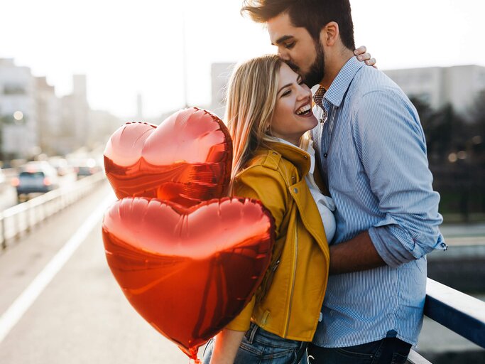 verliebtes Paar mit Herz-Luftballons | © iStock | nd3000
