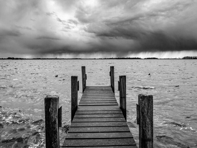Holzsteg am Ufer eines gefährlichen Sees. | © iStock.com / Sjo