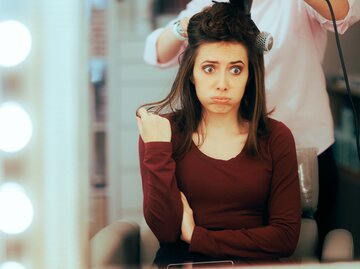 Frau unzufrieden beim Friseur | © AdobeStock/nicoletaionescu
