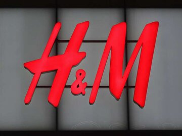 H&M Logo | © GettyImages/Gary Hershorn