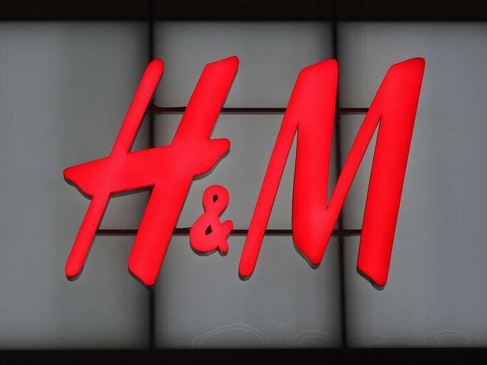 H&M Logo | © GettyImages/Gary Hershorn