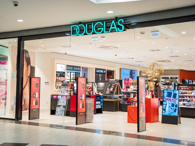 Douglas Store | © AdobeStock/salarko
