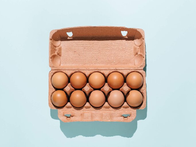 Eier im Karton gelagert | © Getty Images/Tanja Ivanova