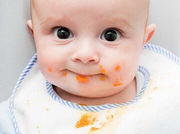 Süßes Baby mit Brei im Gesicht. | © Getty Images/Image Source