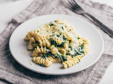 Pasta mit Parmesan und Spinat | © Getty Images/Seva_blsv