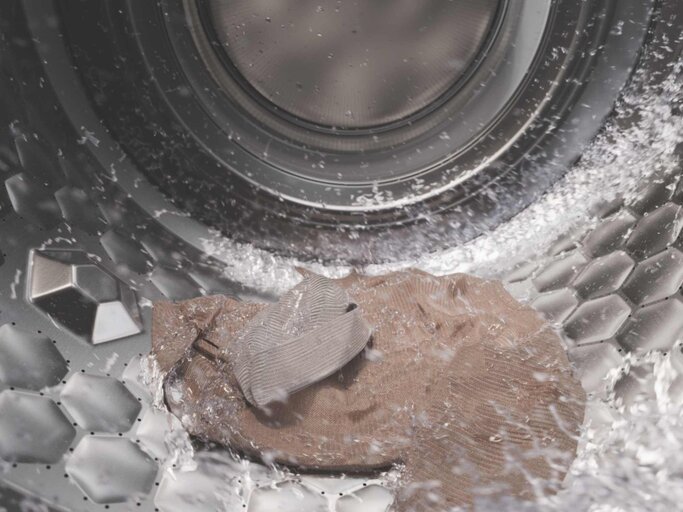 Die weltweit erste rippenlose Waschtrommel sorgt für unerreicht effektive und zugleich schonende Reinigung. In der InfinityCare Schontrommel (1) werden selbst sensible Kleidungsstücke aus Naturmaterialien sauber und frisch. | © Miele