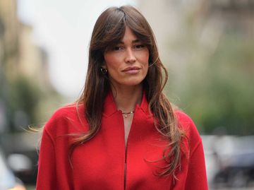 Alison Toby mit Curtain Bangs | © Getty Images/Edward Berthelot