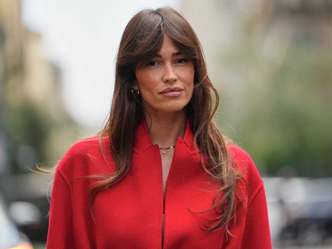 Alison Toby mit Curtain Bangs | © Getty Images/Edward Berthelot