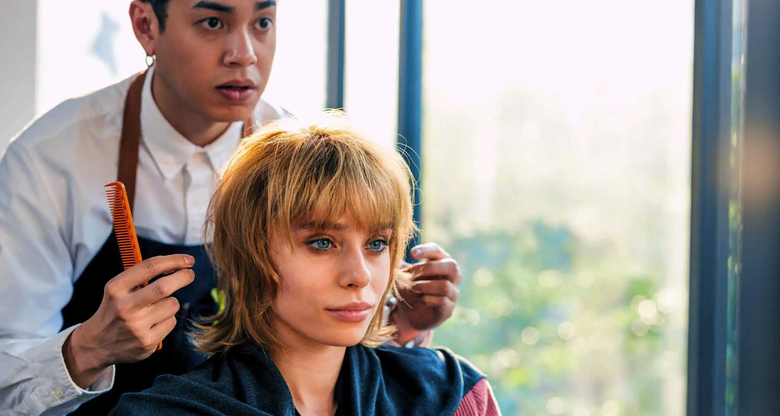 Friseur schneidet Kundin die Haare im Salon – beide wirken konzentriert und entspannt beim Haarschnitt | © Getty Images/Nitat Termmee