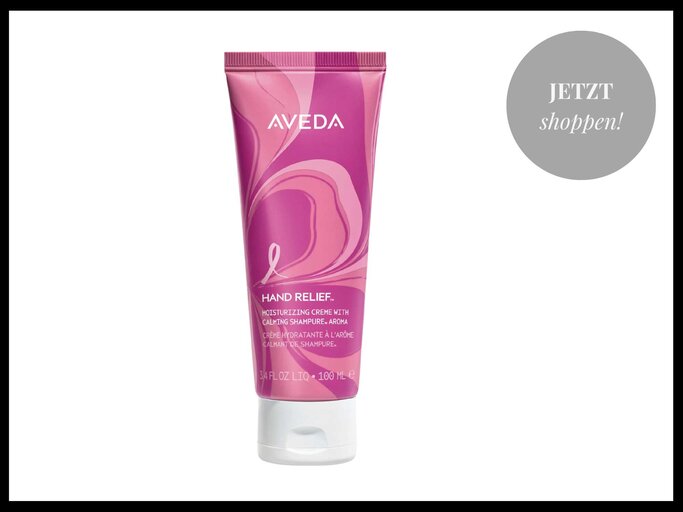 Die Hand Relief™-Feuchtigkeitscreme in limitierter Auflage von AVEDA  ist ab 01.10.2025 in Salons von Aveda für 27,00 € in Deutschland und CHF 25.- in der Schweiz erhältlich. | © PR Aveda BCC Hand Relief Feuchtigkeitscreme  | © PR