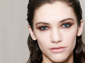 Dunkelhaarige Frau mit sleek Frisur und braunem Smokey Eyes. | © Getty Images/ Rosdiana Ciaravolo