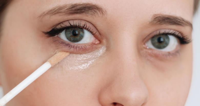Nahaufnahme von einer Frau, die Concealer aufträgt. | © GettyImages/Marina Demeshko