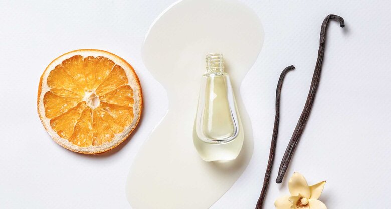Parfumflakon neben Vanillestange und Orangenscheibe | © Adobe Stock/Pixel-Shot