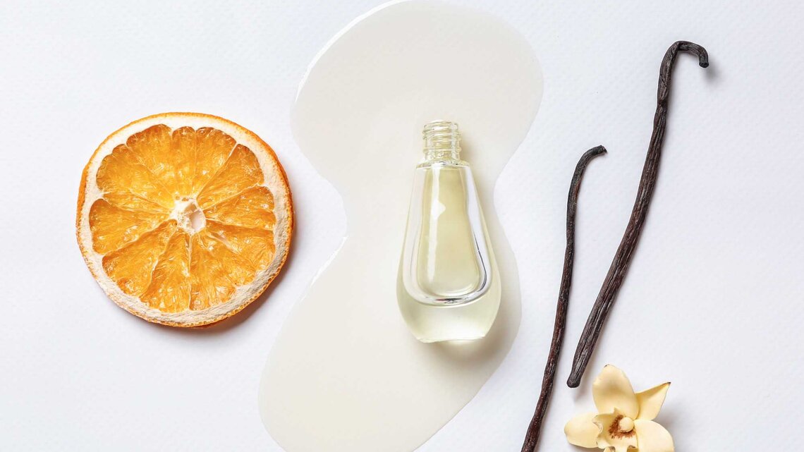 Parfumflakon neben Vanillestange und Orangenscheibe | © Adobe Stock/Pixel-Shot