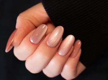 Hand mit Cat Eye Nägeln | © AdobeStock/Sviatlana Barysevich