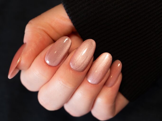 Hand mit Cat Eye Nägeln | © AdobeStock/Sviatlana Barysevich