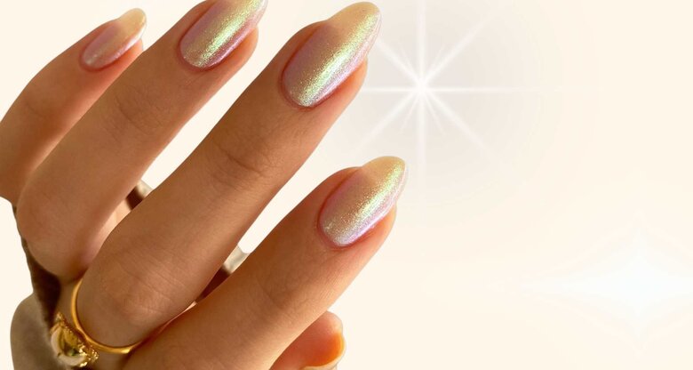 Gelbe Chrome Nails vor einem gelben Hintergrund | © Launchmetrics Spotlight