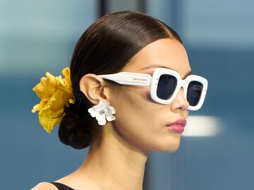Laufsteg-Look von Carolina Herrera mit weißer Sonnenbrille | © Launchmetrics/Spotlight